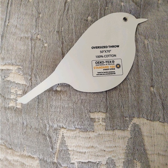 🎁Piscatextil Holiday Throw Blanket - Neutral Gray Holiday Village & Sleigh - Picture 9 of 12